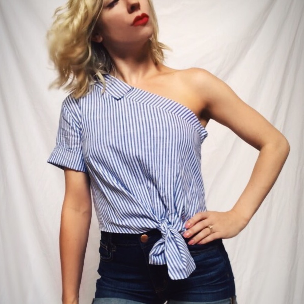 ONLY 1 LEFT!❤️ Striped one shoulder knot top